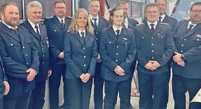 Das Gruppenfoto zeigt die Wehrführung mit Geehrten und Beförderten: Stellv. Wehrführer Mike Cassel, Jürgen Reimann-Kaczmarek, Peter Liebe, Jens Schröder; vorne: Monika Schröder, Iven Koffnit, Lasse Buck, Wehrführer Dirk Martens; hinten: Julian Cassel, Timo Becker, Christian Rumpel