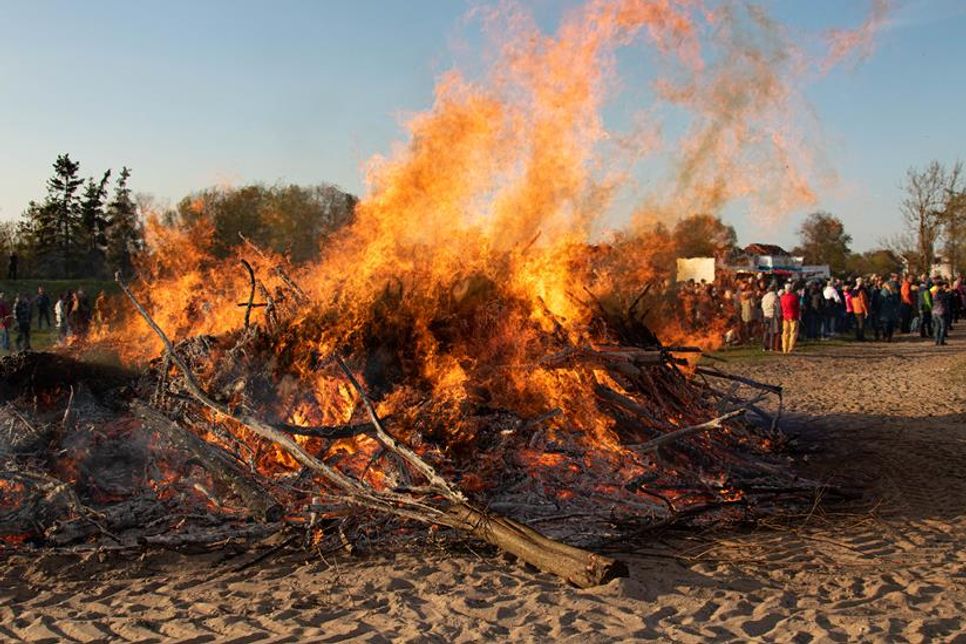 Am 30. April findet auf der Südstrandwiese in Kellenhusen das traditionelle Maifeuer mit Livemusik statt.
