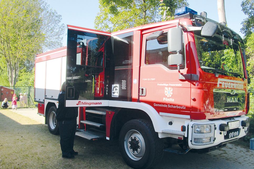 Die Feuerwehr war zu Gast in der Kita Rappelkiste in Pönitz.