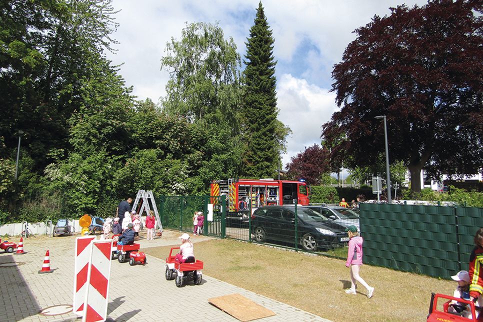 Während der Projektwoche konnten die Kinder viel über die Feuerwehr und einem möglichen Ernstfall lernen und hatten auch viel Spaß dabei.
