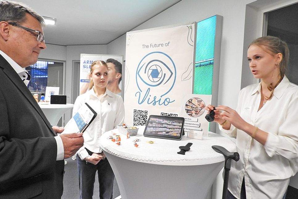 Julia Scheel und Tarja Fähling (li.) stellten an ihrem Stand die Sehhilfe „Visio“ vor.