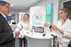 Julia Scheel und Tarja Fähling (li.) stellten an ihrem Stand die Sehhilfe „Visio“ vor.