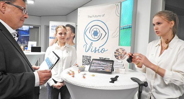 Julia Scheel und Tarja Fähling (li.) stellten an ihrem Stand die Sehhilfe „Visio“ vor.