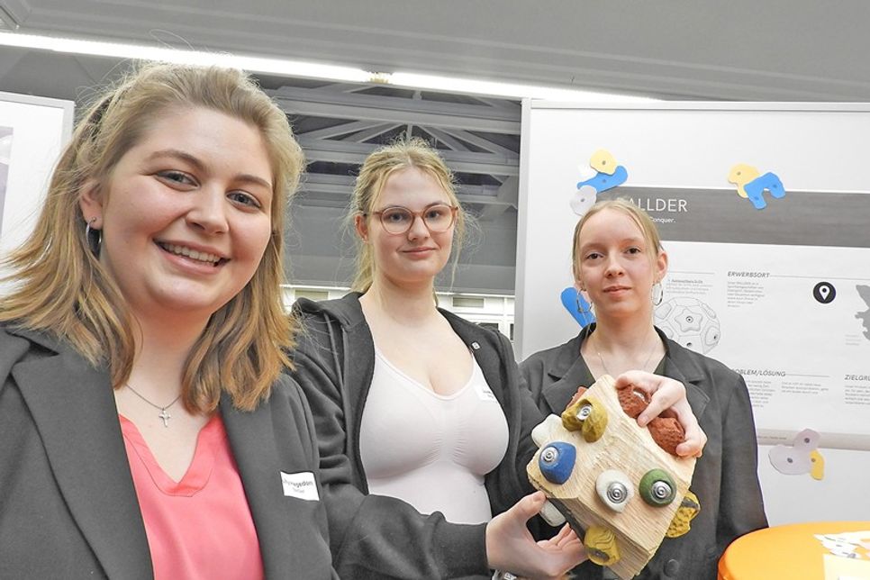 Dass man Klettern auch außerhalb der Boulderhalle trainieren kann, zeigten Lilly Hagedorn, Lara Möller und Laura Sophie Lindenblatt mit ihrem BallDer.