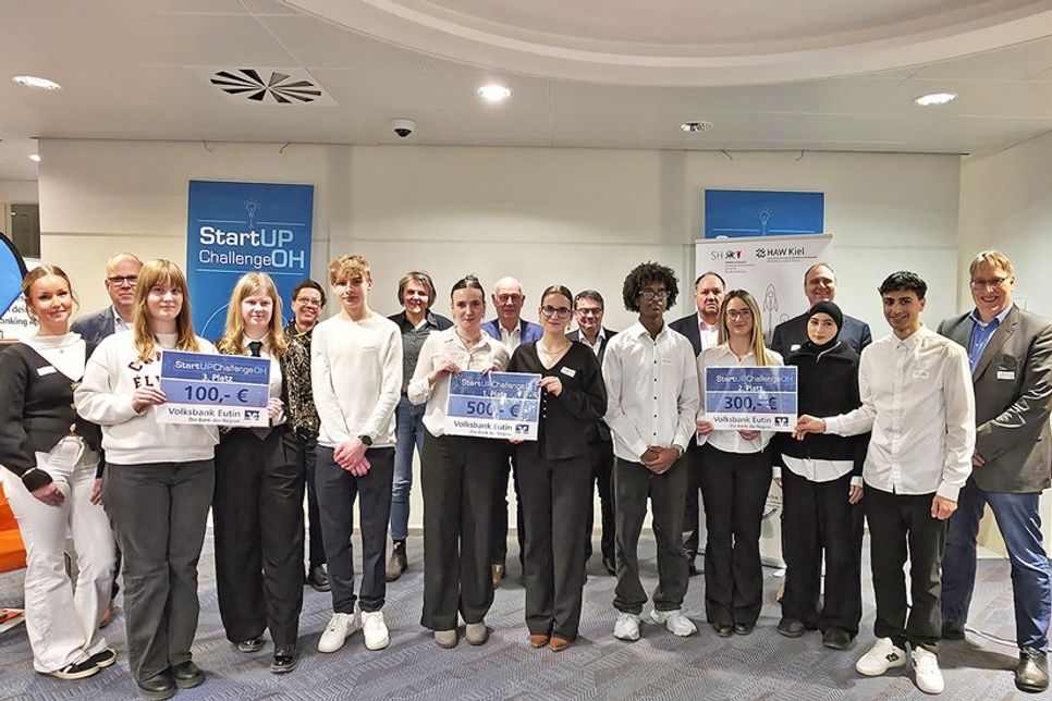 Zurecht stolz: Gruppenfoto der drei erstplatzierten Teams.