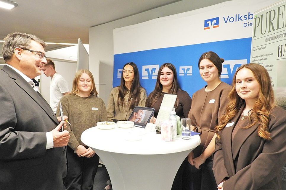 Lob (nicht nur) fürs Plakat erntete das PureDrop-Team mit Abby Schmidt, Leona Peci, Anna Gebel, Lilly Brandt und Laurentija Peci von Prof. Dr. Kay Poggensee.