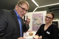 Den ersten Platz sicherte sich das Team „Frenavi“. Das Duschpulver von Anastasia (re.) und Frida Josephine überzeugte durch Qualität und eine ansprechende Präsentation