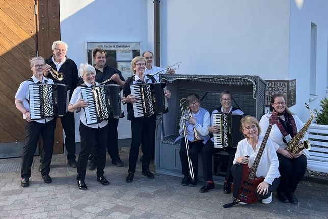Die Formation „Ulla & Friends & Band“ präsentiert Musik von Johann Strauß bis zu den Beatles.