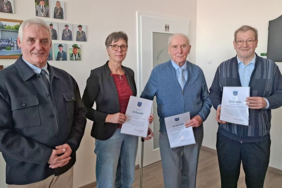 Zusammenhalt und Gemeinschaftssinn – beim Jahresauftakt in Bujendorf stellte der Süseler Bürgermeister Adrianus Boonekamp seiner Gemeinde am Sonntag ein gutes Zeugnis aus. In seiner Neujahrsansprache betonte er vor rund 120 Gästen: „Unsere Gemeinde steht nicht still – sie wächst und entwickelt sich weiter.“ Mit Dieter Kühl, Hans-Erich Boyens und Heidrun Mustin zeichnete Boonekamp (v.r.) auch drei sozial verdiente Einwohner aus.