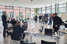 Der Krisenstab der Gemeinde Stockelsdorf bei der Arbeit im Sitzungssaal des Rathauses.