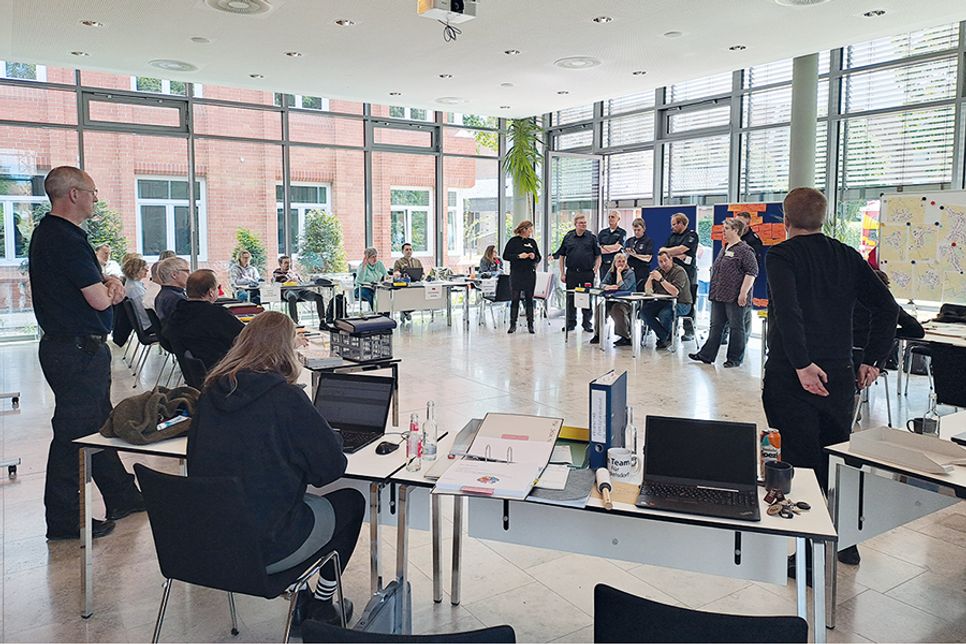 Der Krisenstab der Gemeinde Stockelsdorf bei der Arbeit im Sitzungssaal des Rathauses.