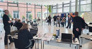 Der Krisenstab der Gemeinde Stockelsdorf bei der Arbeit im Sitzungssaal des Rathauses.