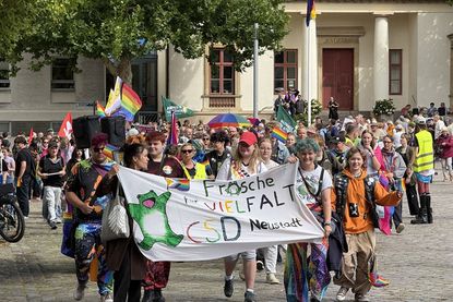 Auf dem Marktplatz wurde es am vergangenem Samstag bunt und laut. Nach der Kundgebung zog die Demonstration durch die Innenstadt.