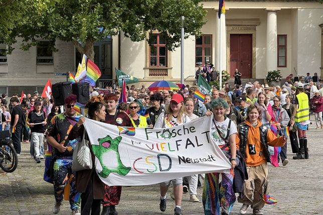 Auf dem Marktplatz wurde es am vergangenem Samstag bunt und laut. Nach der Kundgebung zog die Demonstration durch die Innenstadt.