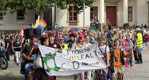 Auf dem Marktplatz wurde es am vergangenem Samstag bunt und laut. Nach der Kundgebung zog die Demonstration durch die Innenstadt.