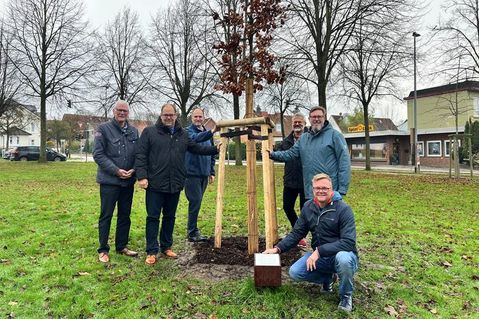 Der Gewerbeverein und die Stadt Neustadt haben gemeinsam diesen neuen Baum im Stadtpark angepflanzt: Uwe Muchow (Chronist vom Gewerbeverein), Bürgermeister Mirko Spieckermann, Kassenwart Timo Schöning, Schriftwart Jürgen Mohr, 2. Vorsitzender Dirk Heckmann und 1. Vorsitzender Sven Muchow (v. lks.).