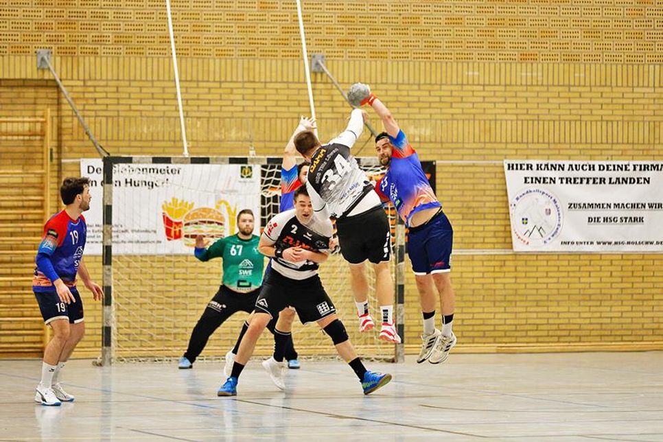 Der Schlüssel zum Sieg war eine starke Abwehr: Falko Degner blockt gegnerischen Wurf.