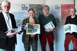 Dietrich Busch (Mitautor), Julia Freese, Gerd Warda (Verleger) und Christian Bielke (v.li.) haben ein bemerkenswertes Buch rundum die Veranstaltungen zum 100. Geburtstag des Malenter Architekten Peter Arp vorgestellt.