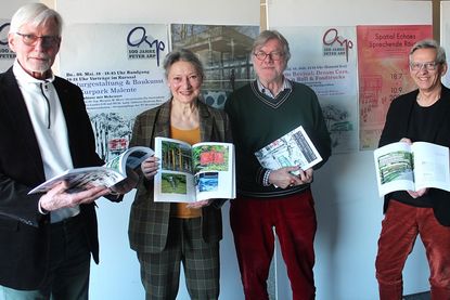 Dietrich Busch (Mitautor), Julia Freese, Gerd Warda (Verleger) und Christian Bielke (v.li.) haben ein bemerkenswertes Buch rundum die Veranstaltungen zum 100. Geburtstag des Malenter Architekten Peter Arp vorgestellt.