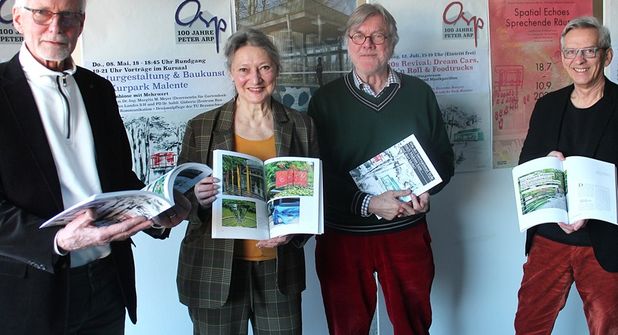 Dietrich Busch (Mitautor), Julia Freese, Gerd Warda (Verleger) und Christian Bielke (v.li.) haben ein bemerkenswertes Buch rundum die Veranstaltungen zum 100. Geburtstag des Malenter Architekten Peter Arp vorgestellt.