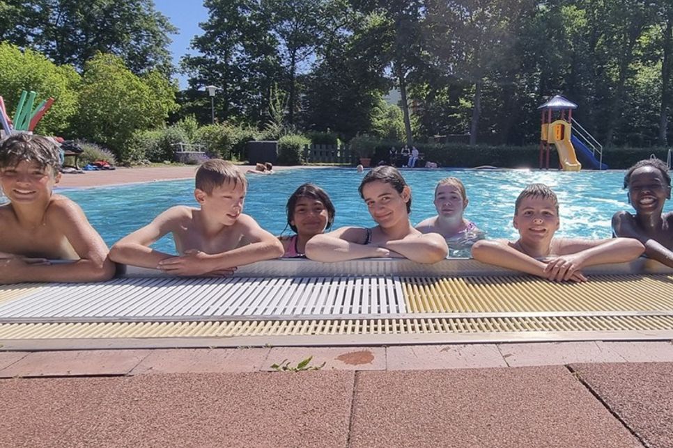 Zum Ende des Schuljahres ging es für die Schülerinnen und Schüler ins Waldschwimmbad Lensahn.