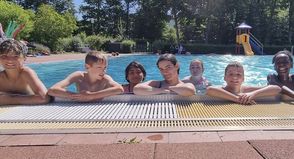 Zum Ende des Schuljahres ging es für die Schülerinnen und Schüler ins Waldschwimmbad Lensahn.