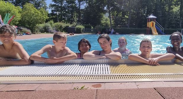 Zum Ende des Schuljahres ging es für die Schülerinnen und Schüler ins Waldschwimmbad Lensahn.