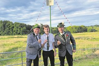 Die Majestäten des vergangenen Jahres: König Jörn Schmidt, Jugendkönig Jonas Klemp und Spaßkönig Moritz Maack (v. lks.).