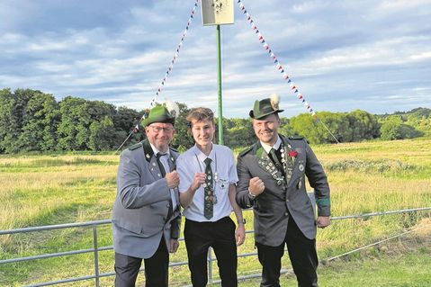 Die Majestäten des vergangenen Jahres: König Jörn Schmidt, Jugendkönig Jonas Klemp und Spaßkönig Moritz Maack (v. lks.).