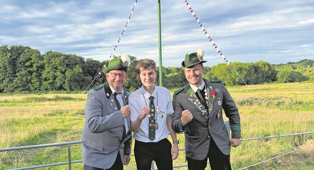 Die Majestäten des vergangenen Jahres: König Jörn Schmidt, Jugendkönig Jonas Klemp und Spaßkönig Moritz Maack (v. lks.).