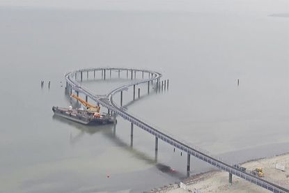 Seit Mittwochmorgen, 22. Mai, liegt der Arbeitsponton gestrandet unter der Brücke verkeilt.