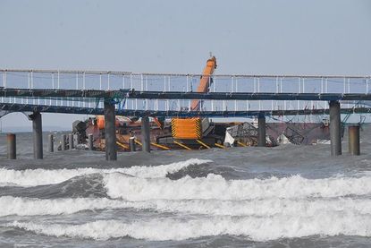 Am Dienstag, 21. Mai, hat sich an der Baustelle der neuen Maritim-Seebrücke ein Arbeitsponton mit Kran losgerissen und schlug gegen die Brückenkonstruktion.