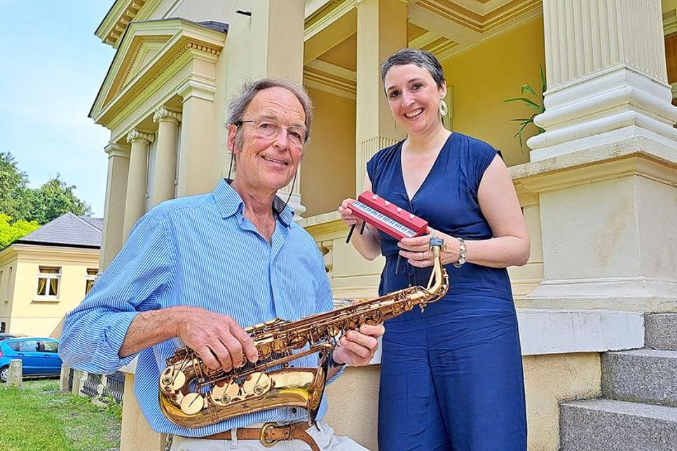 Franziska Rimmele und Anderas Hund von „JazzMélange“ haben sich schon einmal von der tollen Atmosphäre des Schlosses Bredeneek überzeugt. Das Anwesen vor den Toren von Preetz wird am Sonnabend, 13. Juli, um 19.30 Uhr zum Schauplatz für ein stimmungsvolles Open-Air-Konzert, das mit groovendem Sound daherkommt.