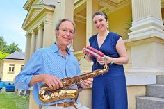 Franziska Rimmele und Anderas Hund von „JazzMélange“ haben sich schon einmal von der tollen Atmosphäre des Schlosses Bredeneek überzeugt. Das Anwesen vor den Toren von Preetz wird am Sonnabend, 13. Juli, um 19.30 Uhr zum Schauplatz für ein stimmungsvolles Open-Air-Konzert, das mit groovendem Sound daherkommt.