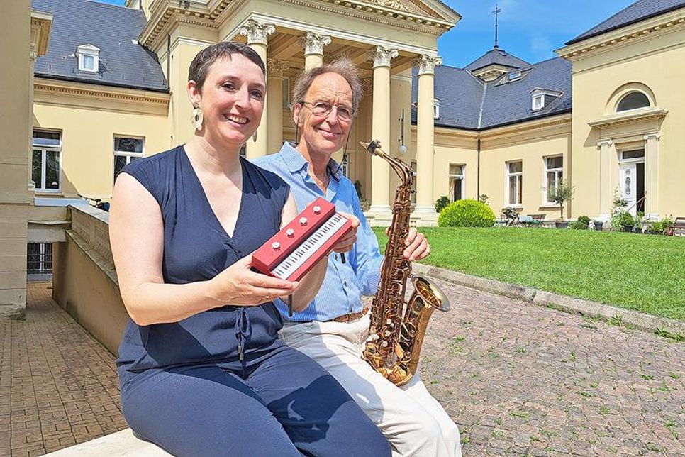 Franziska Rimmele und Anderas Hund von der Band „JazzMélange“ spielen mit zwei Kollegen auf Schloss Bredeneek.