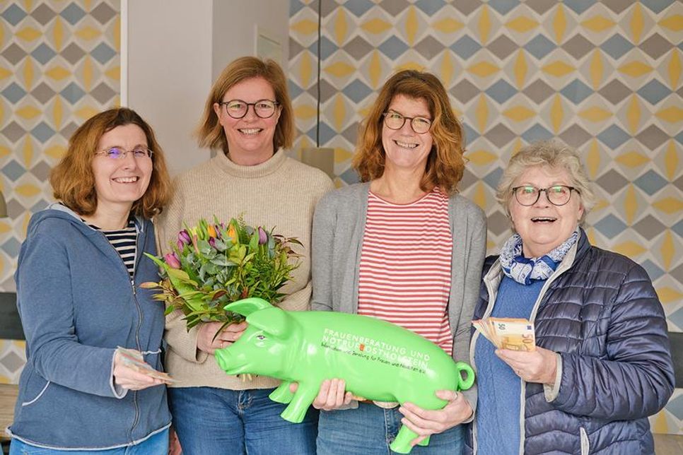 (v.l.) Ruth Taschendorf vom Frauennotruf Ostholstein e.V., Cox-Inhaberin Katrin Haase, Randi Wirth (Frauennotruf Ostholstein e.V.) und Ingeborg Schläfke von der Tafel Eutin freuten sich über die großzügigen Spenden der Eutinerinnen und Eutiner.