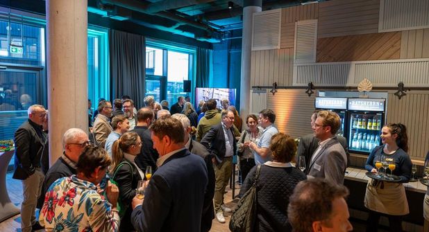 Die Wirtschafts-Lounge bietet Raum für Wissensvermittlung und direkten Austausch. (Foto: Reimo Schaaf Fotografie)