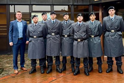 Bürgermeister Michael Robien (lks.) und Soldaten der 3. Kompanie des Aufklärungsbataillons 6 Holstein in Eutin.