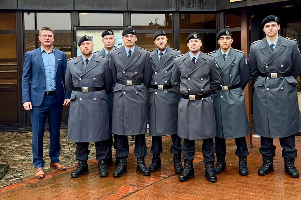 Bürgermeister Michael Robien (lks.) und Soldaten der 3. Kompanie des Aufklärungsbataillons 6 Holstein in Eutin.
