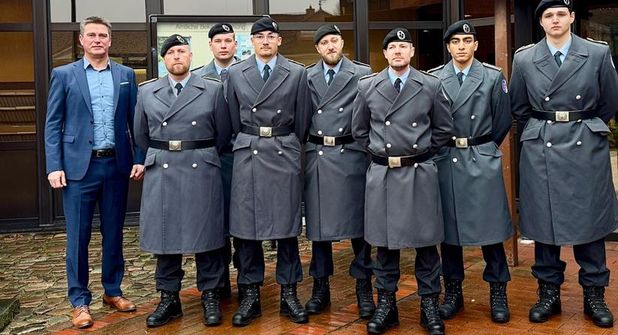 Bürgermeister Michael Robien (lks.) und Soldaten der 3. Kompanie des Aufklärungsbataillons 6 Holstein in Eutin.