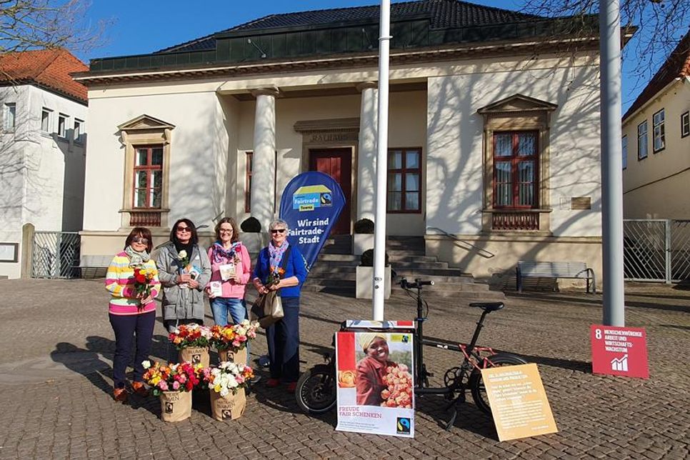 Die Ehrenamtlichen bei der Verteilung der Fairtrade-Rosen.