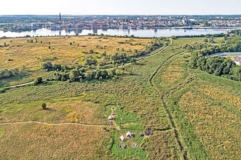 Auf den Spuren: Luftbild des Seehandelsplatzes.