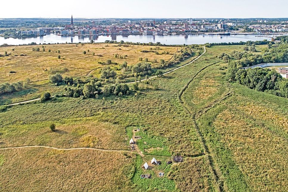 Auf den Spuren: Luftbild des Seehandelsplatzes.