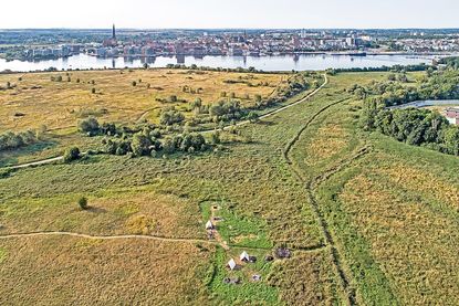Auf den Spuren: Luftbild des Seehandelsplatzes.