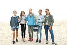 Geld verdienen für den guten Zweck und dabei die Umwelt schützen: Die Fünftklässler des Ostsee-Gymnasiums säuberten im Rahmen des Sozialen Tages den Strand vor dem Sea Life. (Foto: Sea Life)