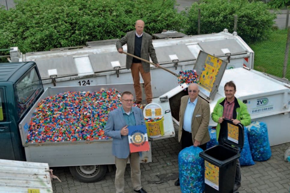 Mit einem großen Haufen gesammelter Deckel eröffneten Manfred Rohde, Wulf Theophile, Georg Heerten und Rainer Korten (v. lks.) auf dem ZVO-Recyclinghof in Neustadt i.H. eine von drei Sammelstellen der ZVO Entsorgung GmbH im Kreis.