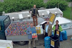 Mit einem großen Haufen gesammelter Deckel eröffneten Manfred Rohde, Wulf Theophile, Georg Heerten und Rainer Korten (v. lks.) auf dem ZVO-Recyclinghof in Neustadt i.H. eine von drei Sammelstellen der ZVO Entsorgung GmbH im Kreis.