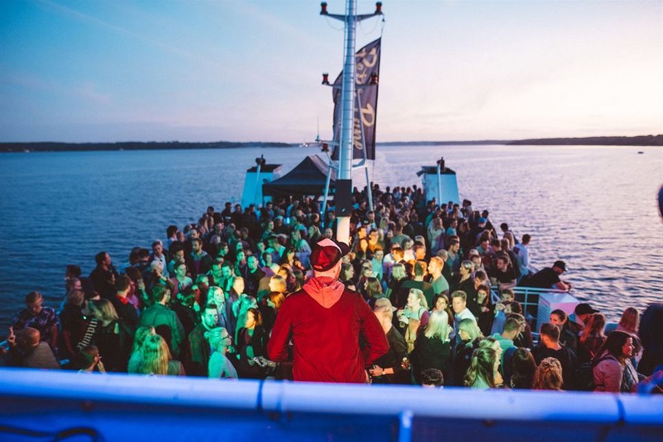 Knapp 54 Meter Länge, drei Decks, das moderne Soundsystem der Extraklasse und ein individuelles Lichtdesign samt LED-Decke machen diese Veranstaltungen und die MS KOI so besonders.