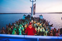 Knapp 54 Meter Länge, drei Decks, das moderne Soundsystem der Extraklasse und ein individuelles Lichtdesign samt LED-Decke machen diese Veranstaltungen und die MS KOI so besonders.