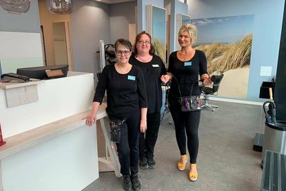 Fühlen sich in dem Ambiente ihres neuen Salon wohl: Birgit Matzat, Anita Schuhmann und Virginie Fascher (v. lks.) vom Team „Klinck - Dein Friseur.